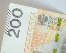 Na papierze seniorzy mogą dostać więcej jesienią. Czy 14. emerytura okaże się wyższa od trzynastki