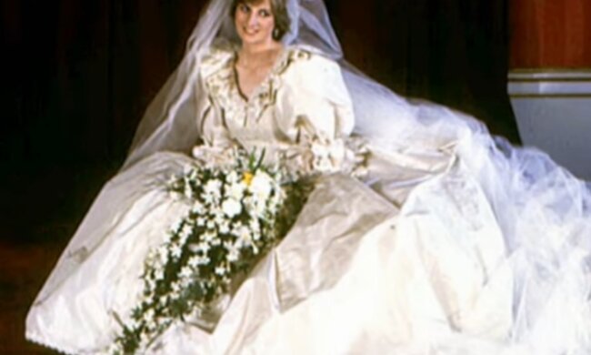 Suknia ślubna ksieznej Diany / YouTube: CBS News
