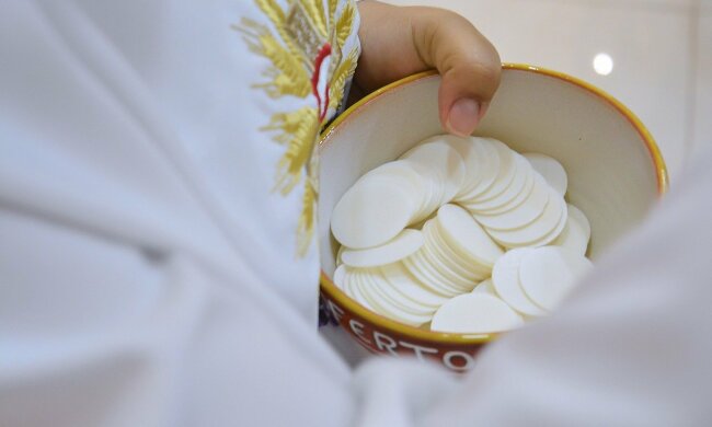 komunia w kościele / screen pixabay