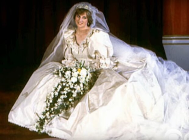 Suknia ślubna ksieznej Diany / YouTube: CBS News