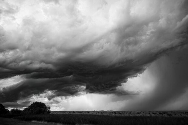 Tornado uderzyło w wieżowiec. Mężczyzna wypadł z mieszkania na 12. piętrze. Nagrania obiegły sieć