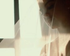 "Synu, wychodzę za mąż". Powiedziała cicho Anna. "Mamo, pochowałaś ojca dopiero pół roku temu". Oburzył się syn