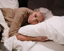 Sprzedałam biżuterię, żeby wnuk mógł wyjechać na studia. Kilka dni później zobaczyłam jego zdjęcia z luksusowego hotelu